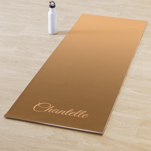 Tapis De Yoga Elégant dégradé doré avec nom personnalisé (En situation)