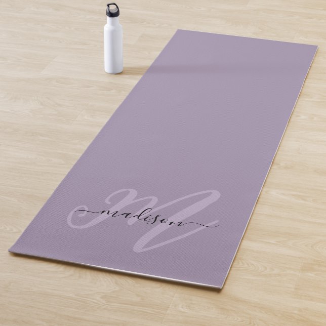 Tapis De Yoga Élégant violet foncé Script Monogramme et nom (En situation)