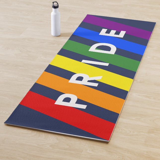 Tapis De Yoga FIDE Diagonal LGBT Rainbow Stripes sur Navy Blue (En situation)
