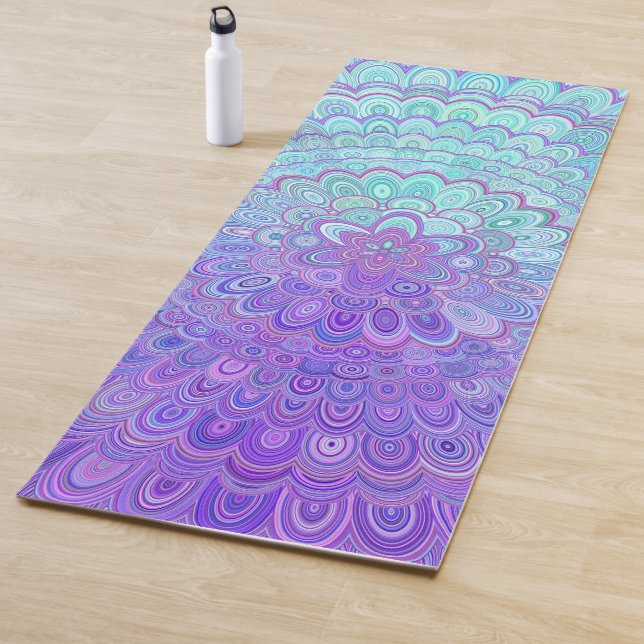 Tapis De Yoga Fleur de mandala dans bleu-clair et pourpre (En situation)