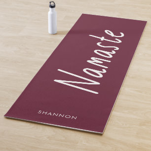 Tapis De Yoga Fun Script Dark Red Namaste Nom personnalisé