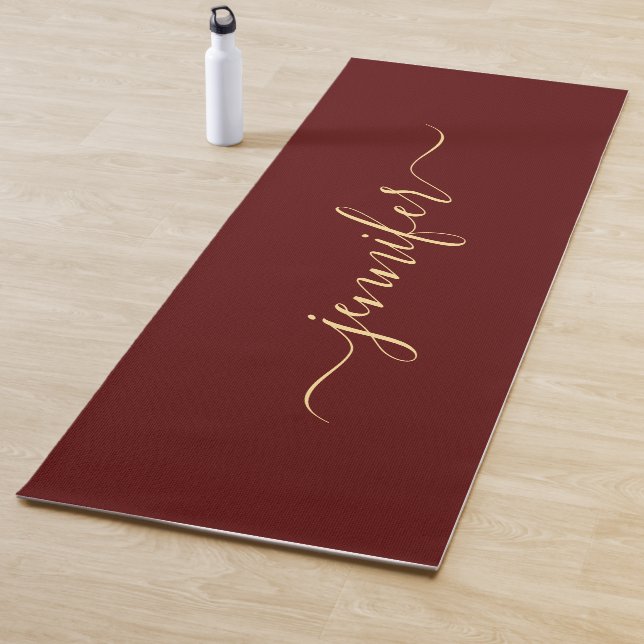 Tapis De Yoga Gold Calligraphy Script Personalized Name Maroon (En situation)