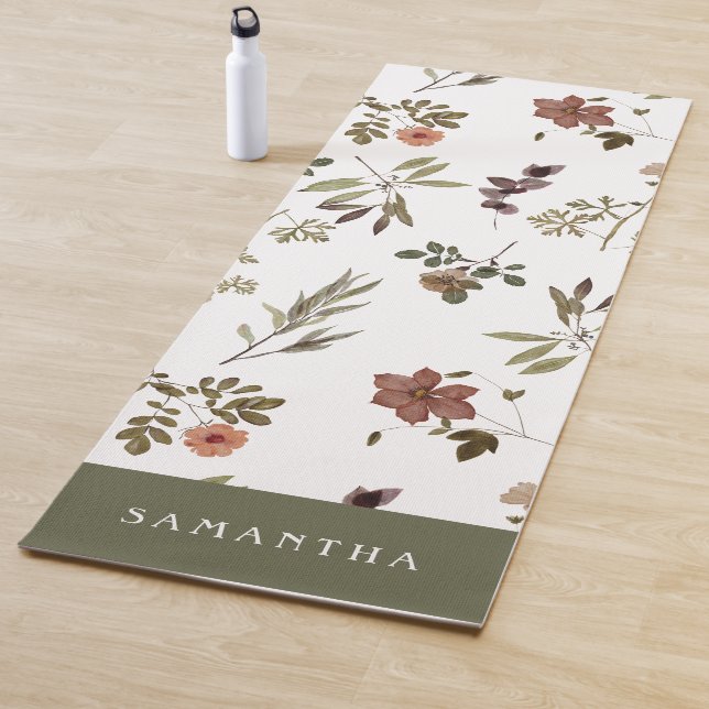 Tapis De Yoga Green Burgundy Wildflower Monogram Name (En situation)