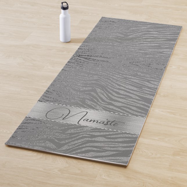 Tapis De Yoga Grille Silver Zebra Imprimer sur gris Personnalisé (En situation)