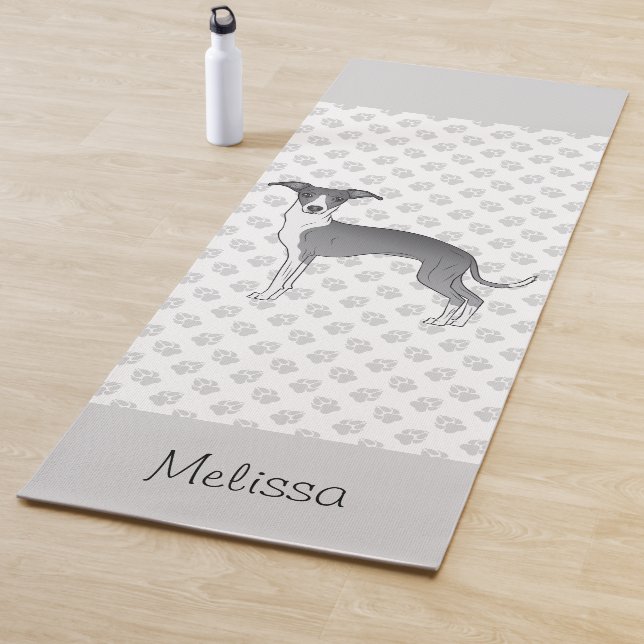 Tapis De Yoga Gris Italien Bleu Et Blanc Avec Nom Personnalisé (En situation)