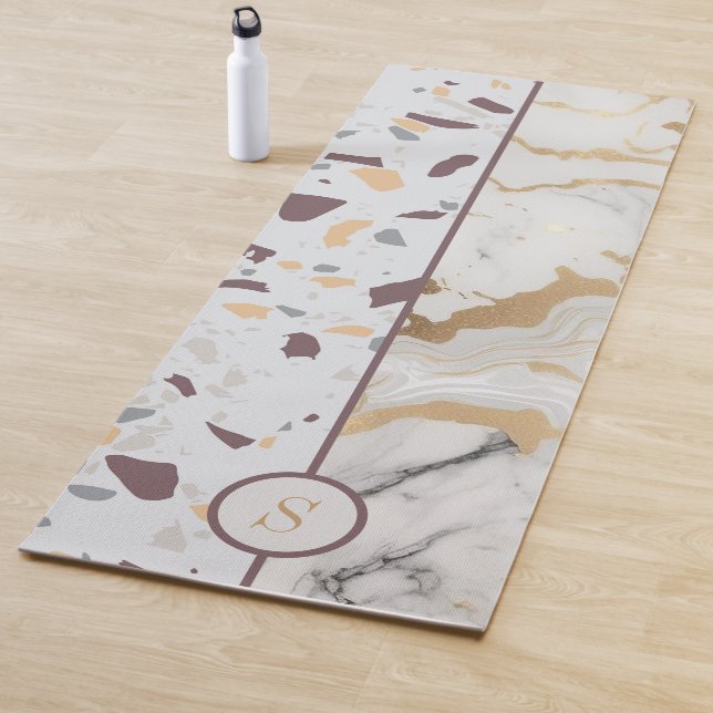 Tapis De Yoga Initiales personnalisées Motif en marbre Terrazzo (En situation)