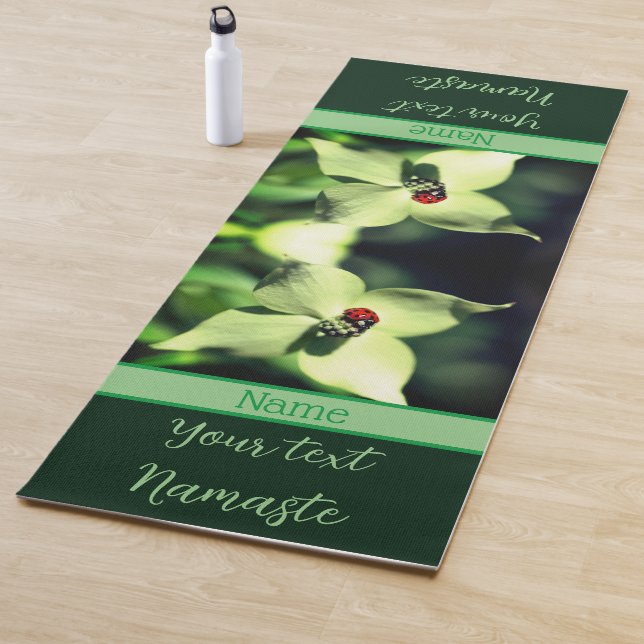 Tapis De Yoga Ladybug Sur Fleur De Dogwood Blanc Personnalisé (En situation)