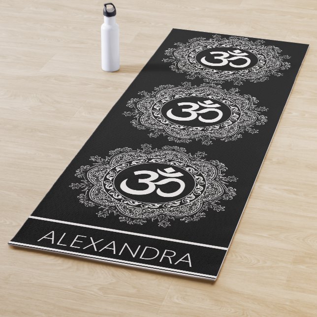 Tapis De Yoga Mandala Black White Om Symbole Nom Personnalisé (En situation)