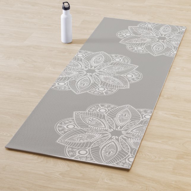 Tapis De Yoga Mandala blanc exotique sur Arrière - plan gris (En situation)