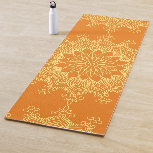 Tapis De Yoga Mandala jaune sur le monogramme orange (En situation)