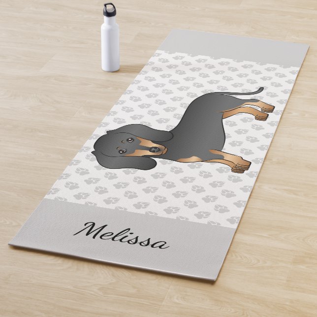 Tapis De Yoga Manteau lisse noir et tan Dachshund Chien et nom (En situation)
