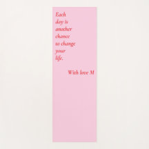 Mat de yoga rose avec citation inspirante