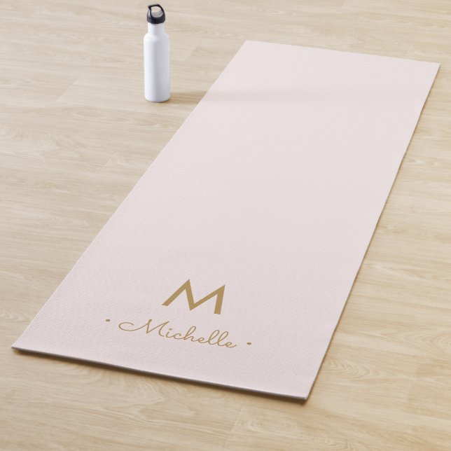 Tapis De Yoga Modern Blush Pink Gold Script Monogram (En situation)