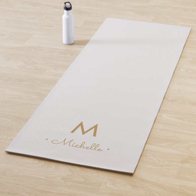 Tapis De Yoga Modern Light Gray Gold Script Monogram (En situation)