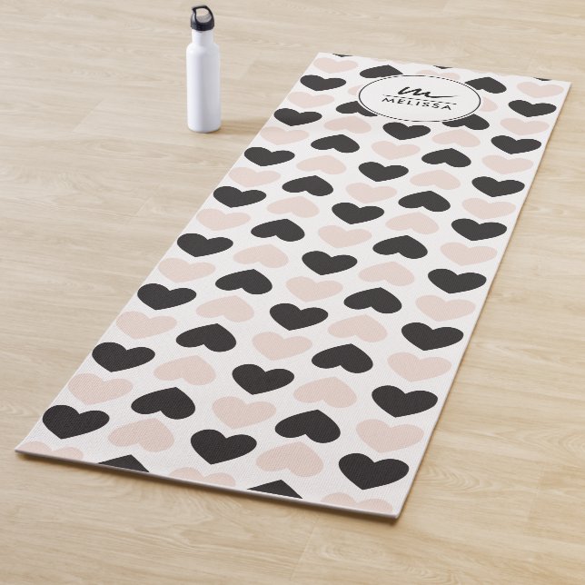 Tapis De Yoga Moderne Blush rose noir Coeurs d'amour Monogramme (En situation)