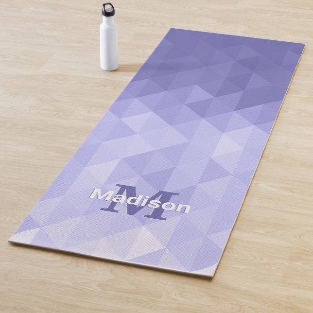 Tapis De Yoga Monogramme carré de géométrie triangulaire violet (En situation)