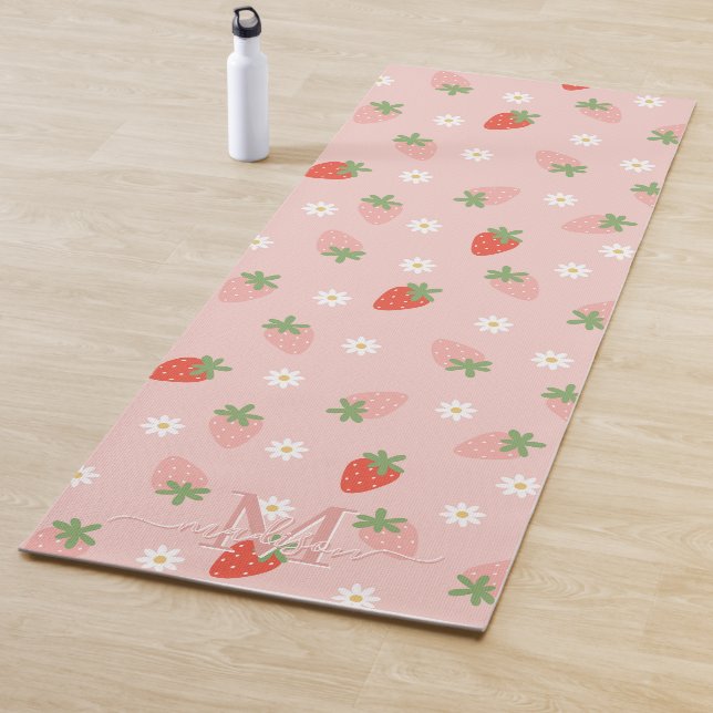 Tapis De Yoga Monogramme de fraises roses et rouges (En situation)