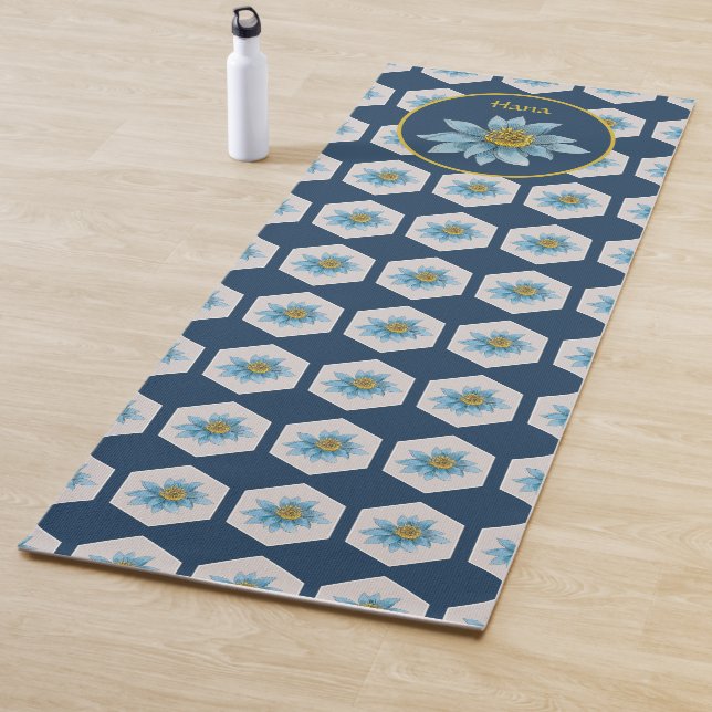 Tapis De Yoga Monogramme de Motif de Lily géométrique japonais (En situation)