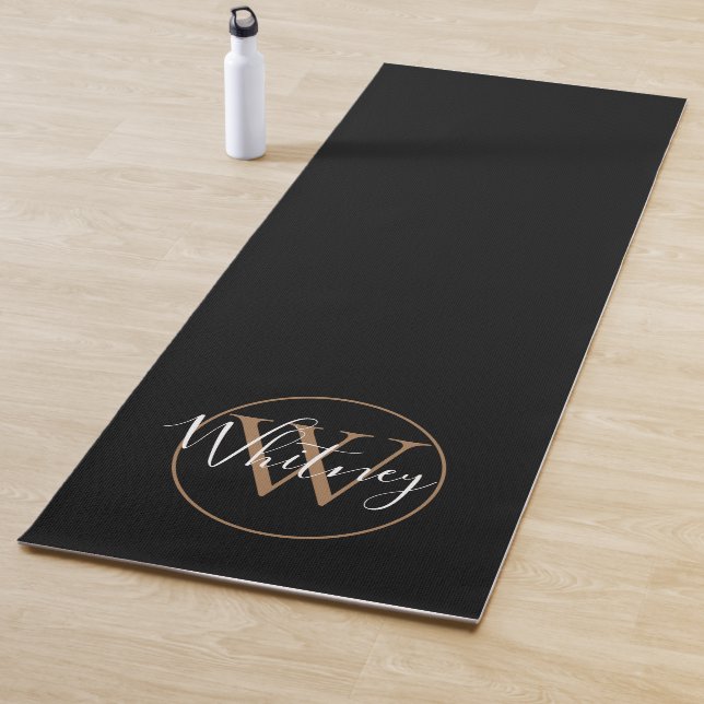 Tapis De Yoga Monogramme élégant Script noir et or (En situation)