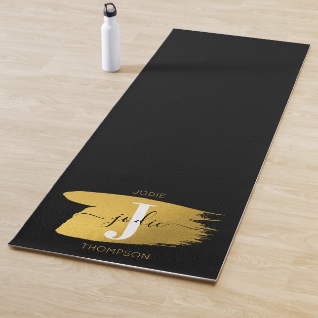 Tapis De Yoga Monogramme moderne noir et or (En situation)