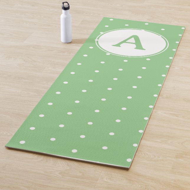 Tapis De Yoga Monogramme moderne vert blanc Polka Motif (En situation)