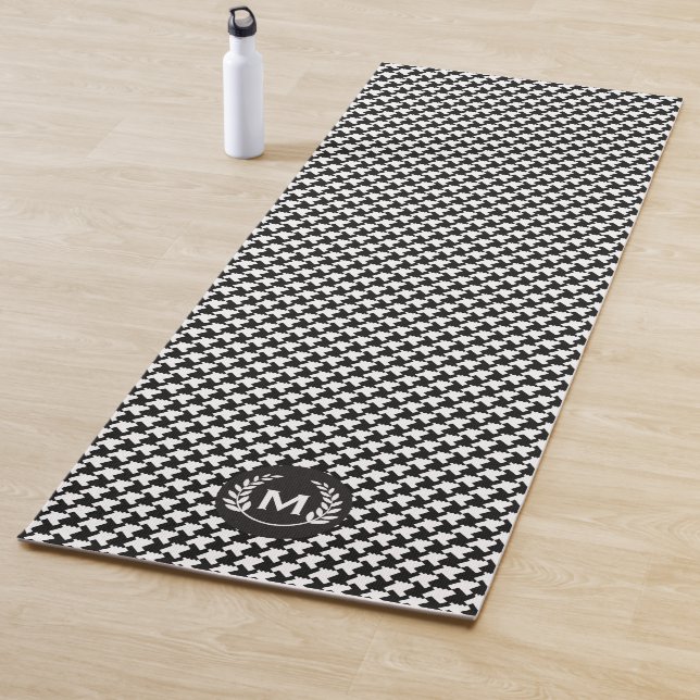 Tapis De Yoga Monogramme. Motif de Houndstooth noir et blanc. (En situation)