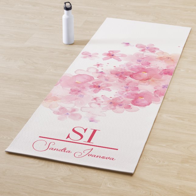 Tapis De Yoga Monogramme personnalisé|Nom avec fleurs roses mode (En situation)