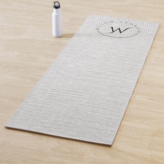 Tapis De Yoga Monogramme Rustique Gris Linge Élégant Script (En situation)