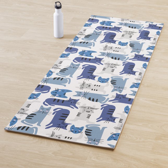 Tapis De Yoga Motif (A yoga mat with a pattern of blue and gray cats on a white background, next to a white-water bottle.)