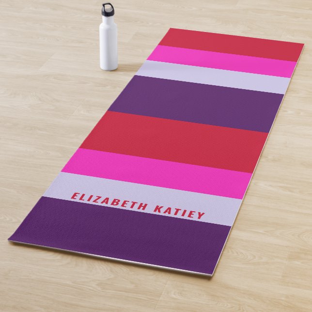 Tapis De Yoga Motif de bandes rouge, rose et violet (En situation)