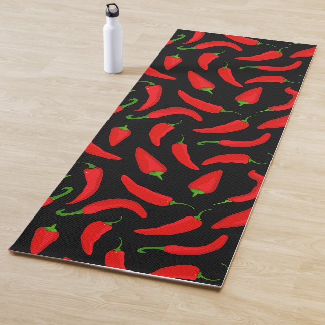 Tapis De Yoga Motif noir rouge chili (En situation)
