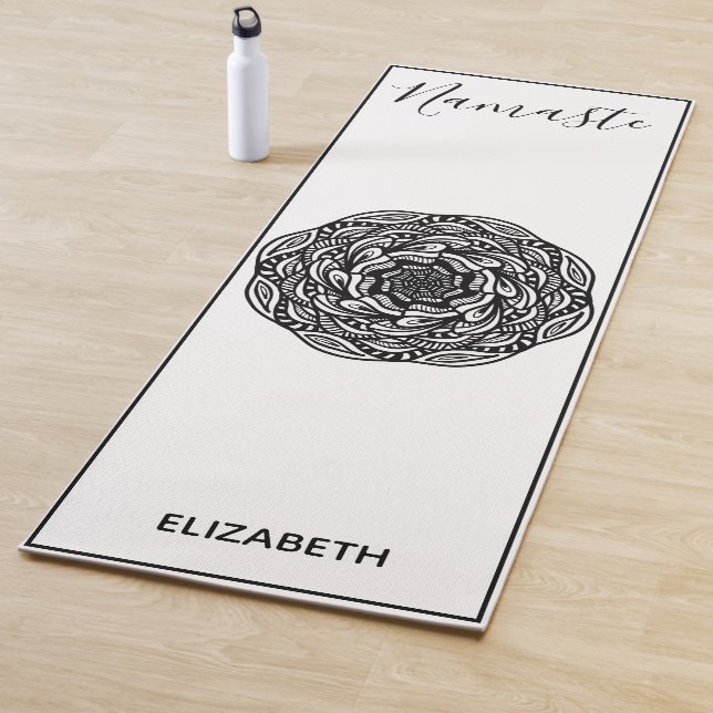 Tapis De Yoga Namaste Mandala Nom Noir Blanc Élégant (En situation)