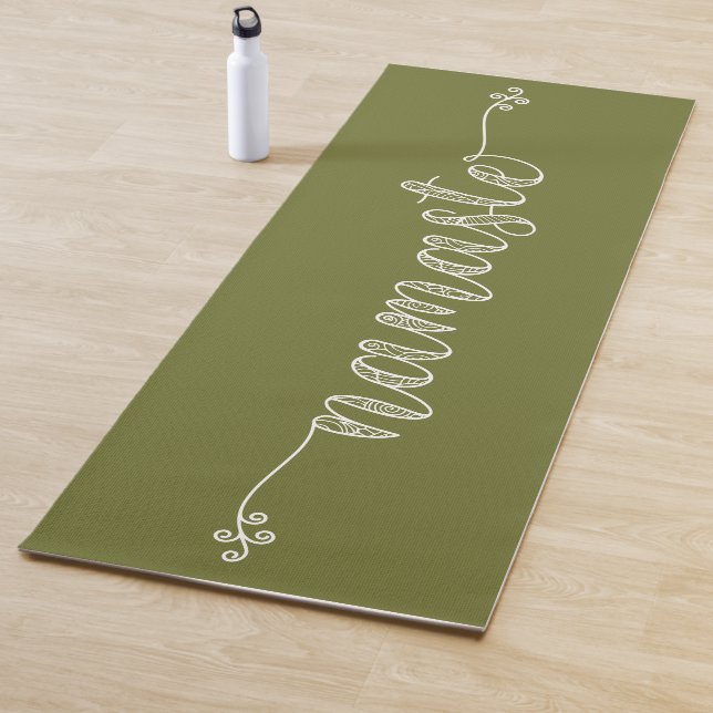 Tapis De Yoga Namaste Olive Green Whimsical Script Fitness (En situation)
