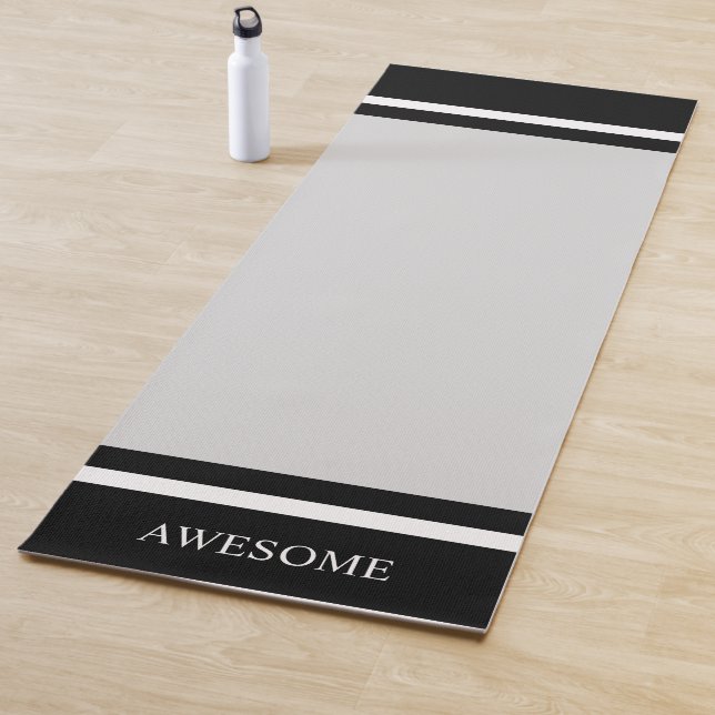 Tapis De Yoga Noir et blanc rayé personnalisé sur gris (En situation)
