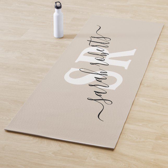 Tapis De Yoga Nom de monogramme professionnel modifié beige  (En situation)