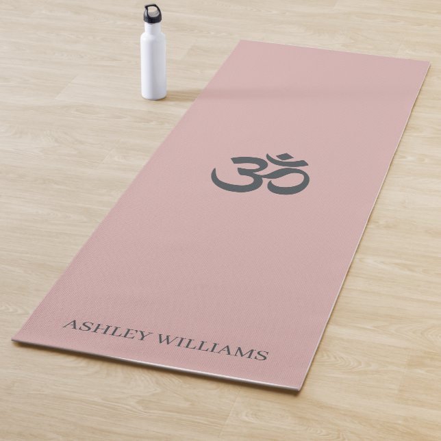 Tapis De Yoga Nom de script élégant Om Symbole Argent rose (En situation)