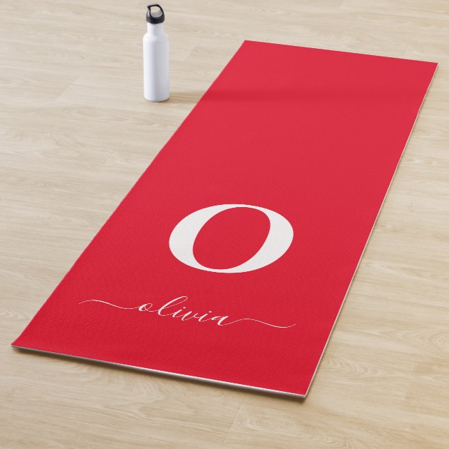 Tapis De Yoga Nom du script Monogramme Personnalisé Rouge Et Bla (En situation)