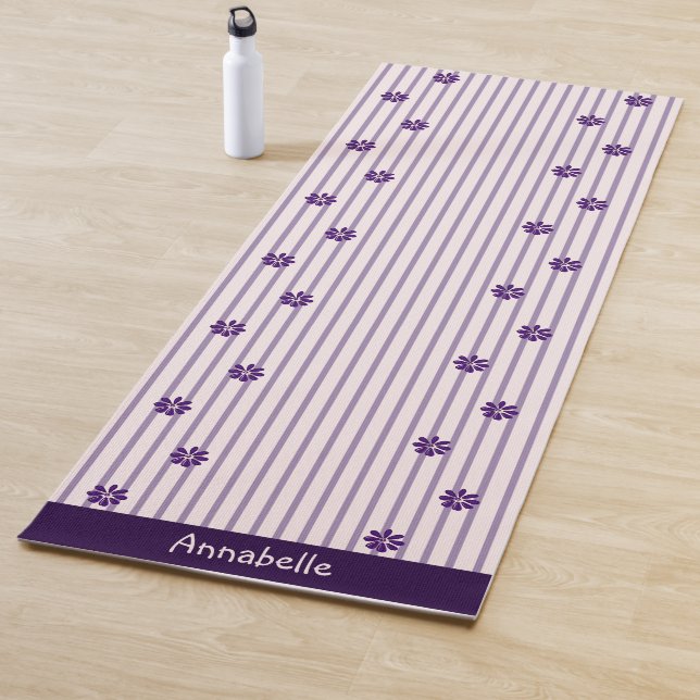 Tapis De Yoga Nom élégant Fleurs Indigo, Blush, Violet rayé (En situation)