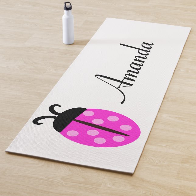 Tapis De Yoga Nom personnalisé de Ladybug rose (En situation)