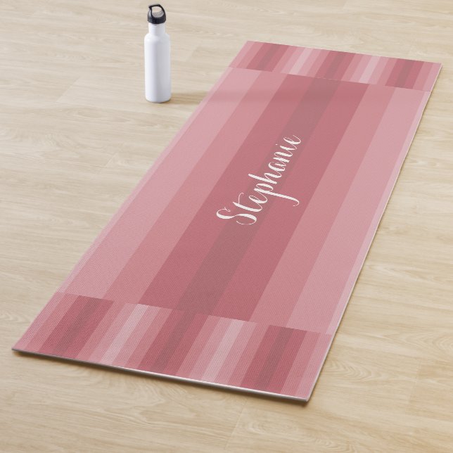 Tapis De Yoga Nom personnalisé Dusty Rose Rose Stripe (En situation)