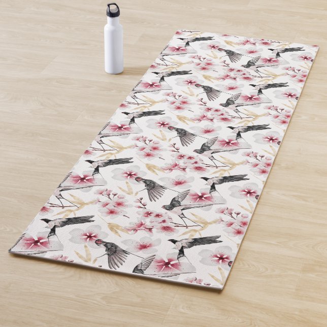 Tapis De Yoga Oiseaux japonais et fleurs rouges et gris (En situation)