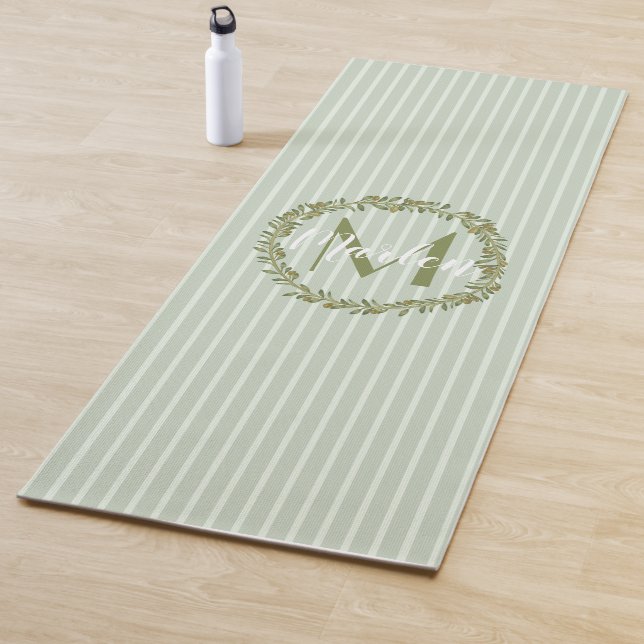Tapis De Yoga Personalized Olive Wreath Monogram  (En situation)