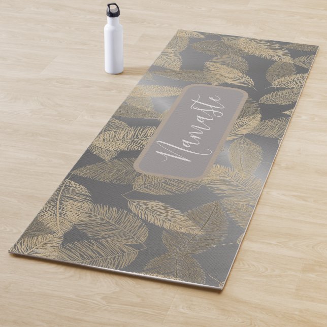 Tapis De Yoga Plumes d'or sur argent lisse Personnalisé (En situation)