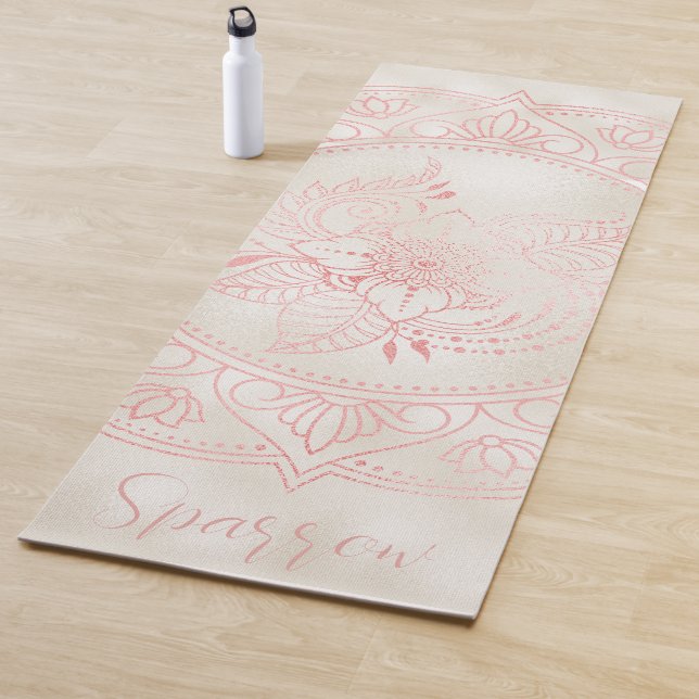 Tapis De Yoga Rose Gold Mandala Cream Foil Nom personnalisé (En situation)