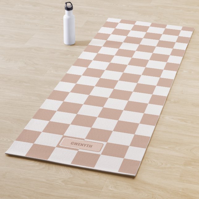 Tapis De Yoga Rose neutre personnalisé À damiers rose pâle (En situation)