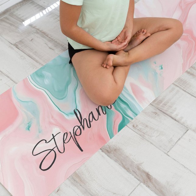 Tapis De Yoga Simple Monogramme Abstrait marbre rose (Stunning green abstract design with elegant marbled textures and a simple custom name. )