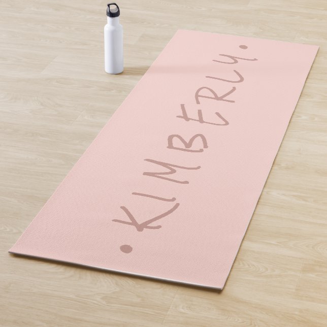 Tapis De Yoga SimpleCasual Nom d'écriture manuscrite Mauve Rose (En situation)