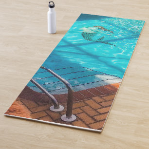 Tapis De Yoga Sirène dans une piscine
