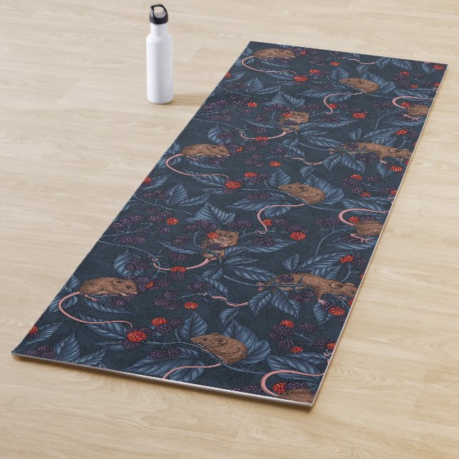 Tapis De Yoga Souris et mûres sur la marine (En situation)