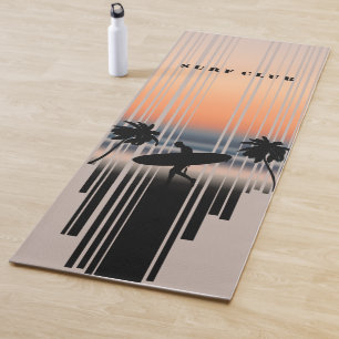 Tapis De Yoga Surfer Marchant Sur La Plage Au Coucher Du Soleil